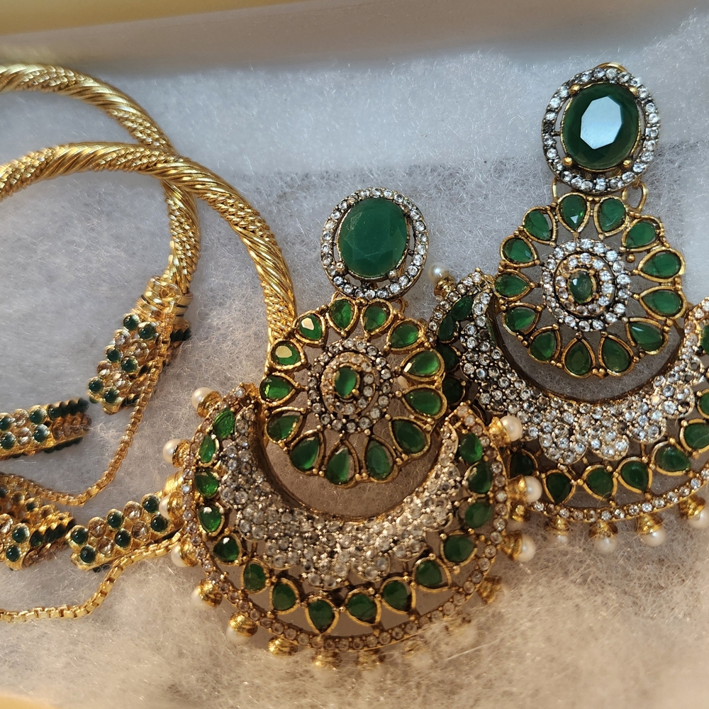 Elegant Green and Gold Jewelry Set
